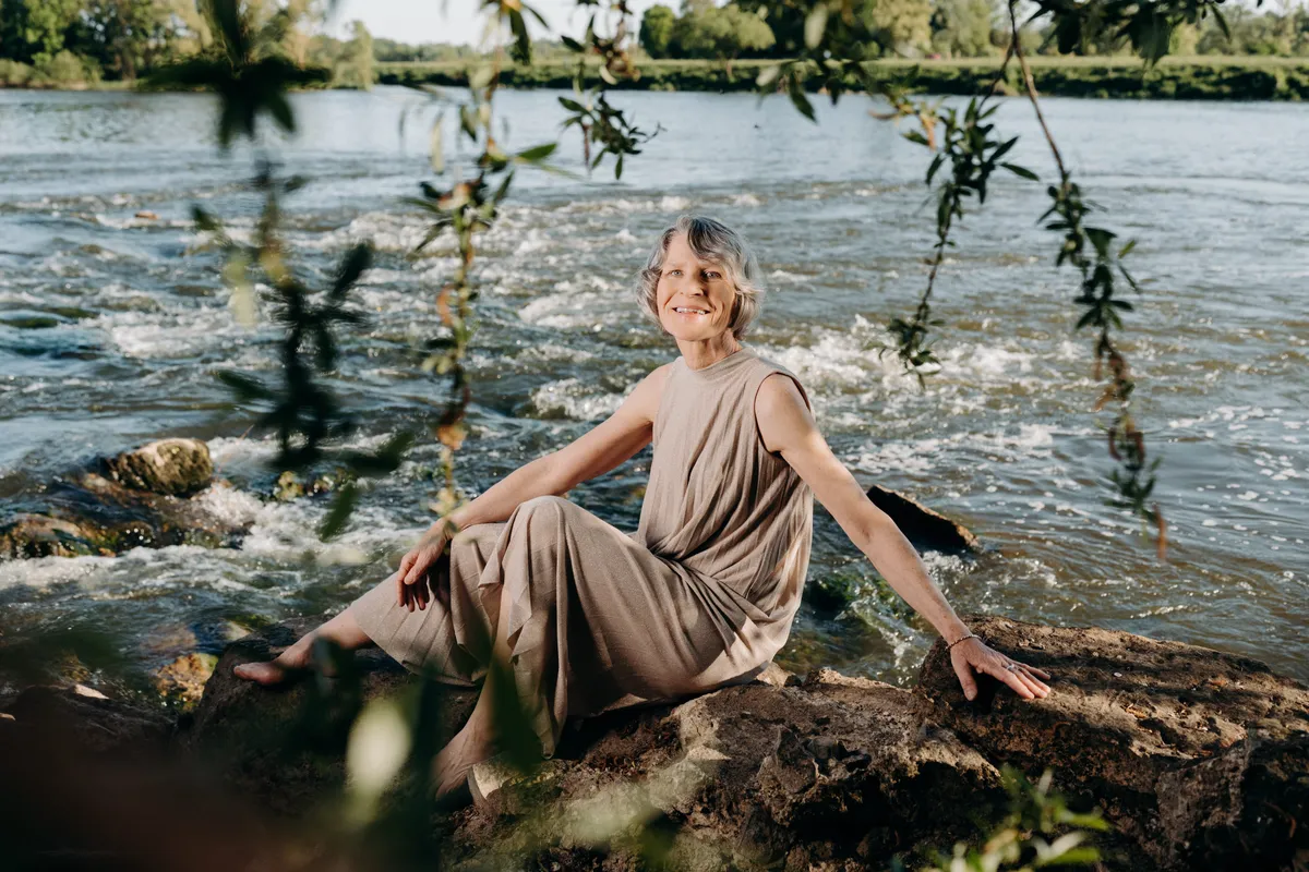 Künstlerin Christine Kayser am Wasser